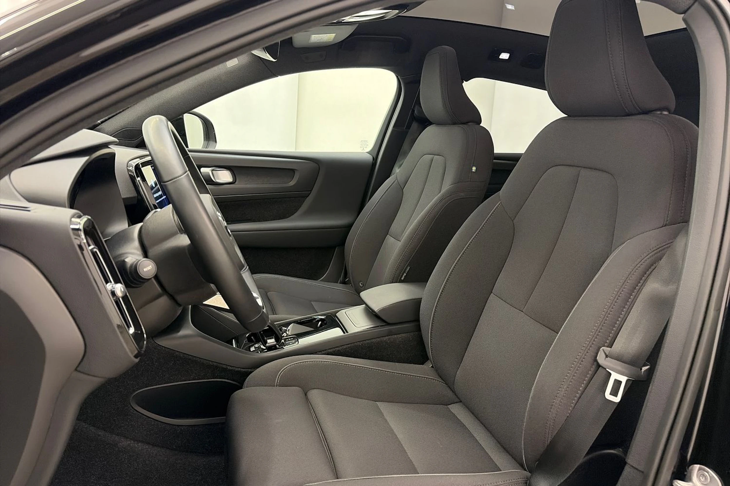 musta Volvo C40 2023 kuva 13.