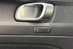 musta Volvo C40 2023 kuva 14.