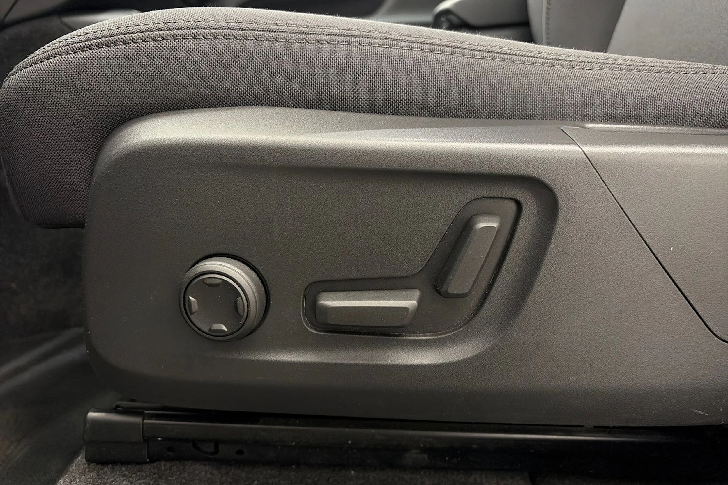 musta Volvo C40 2023 kuva 15.