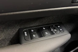 musta Volvo C40 2023 kuva 27.
