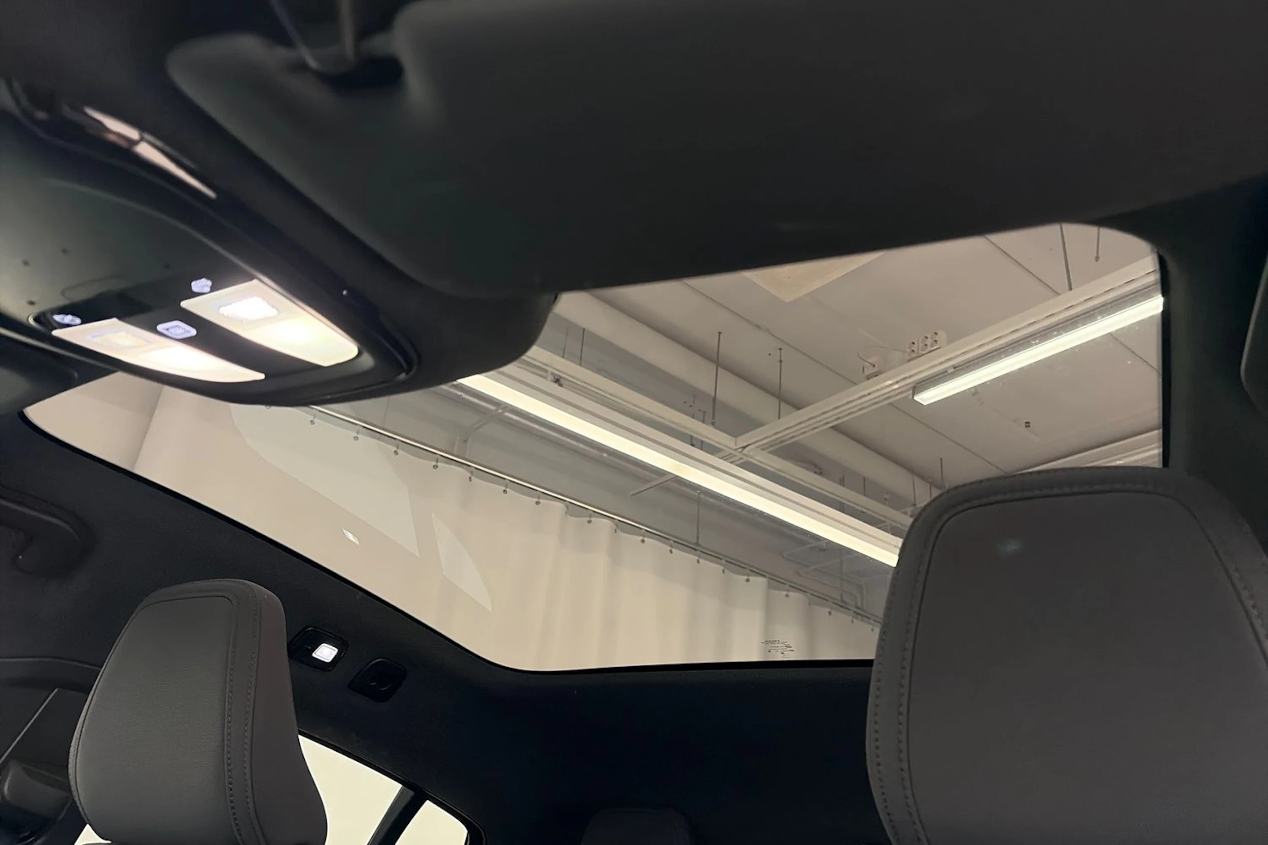 musta Volvo C40 2023 kuva 28.