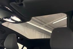 musta Volvo C40 2023 kuva 28.
