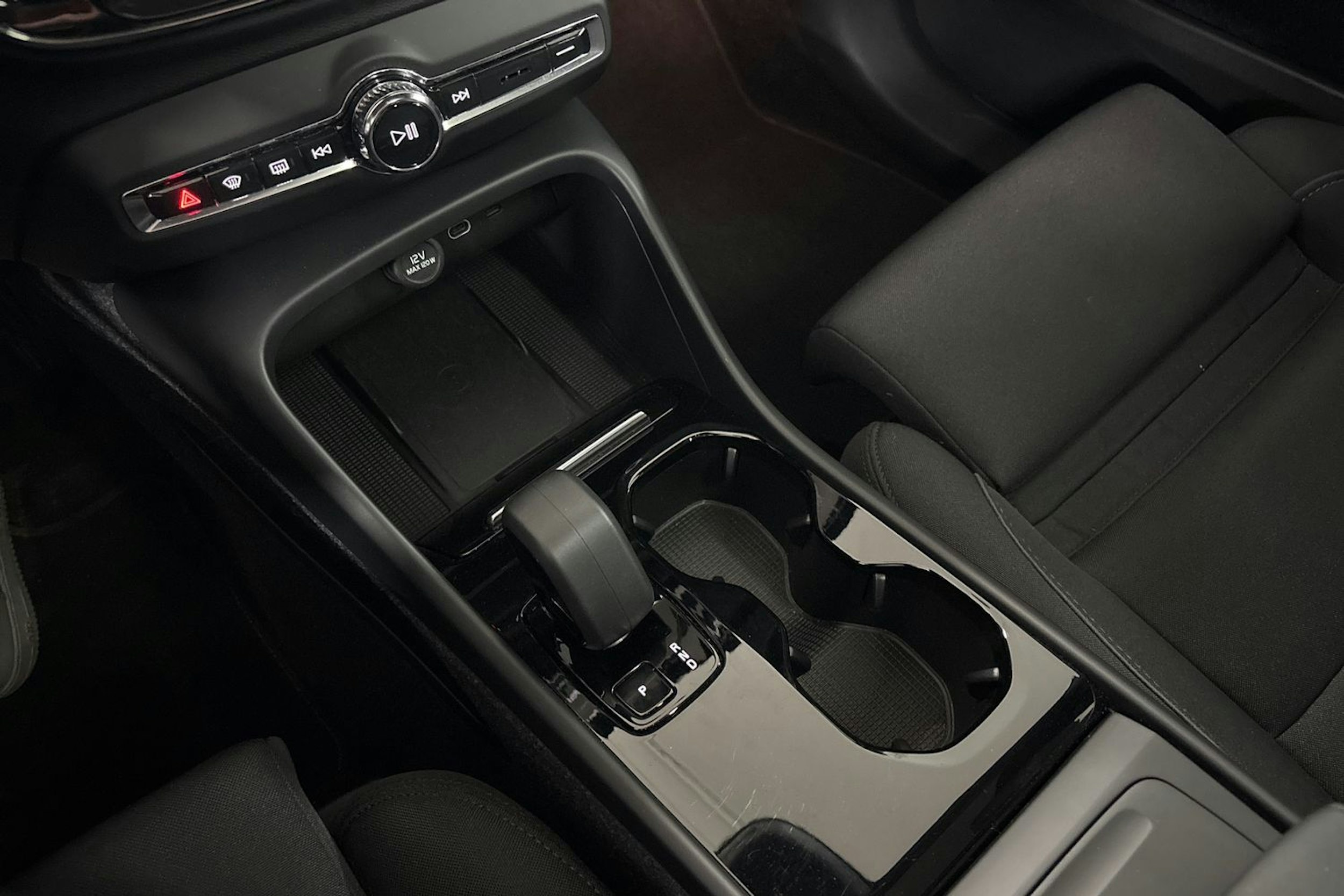 musta Volvo C40 2023 kuva 25.
