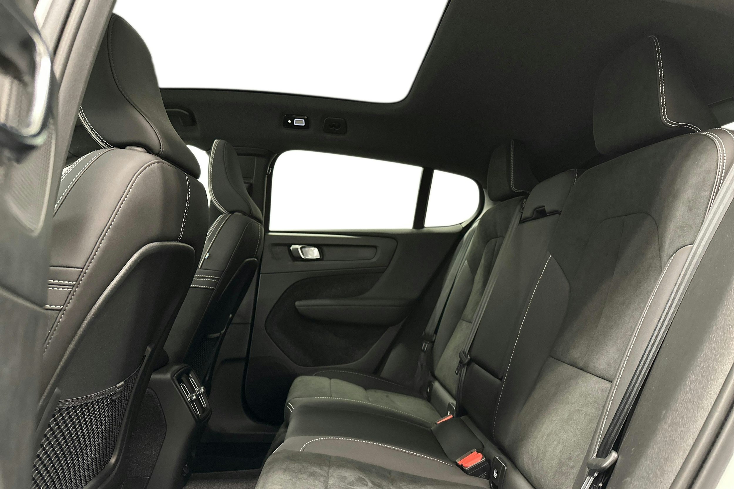 valkoinen Volvo C40 2023 kuva 10.