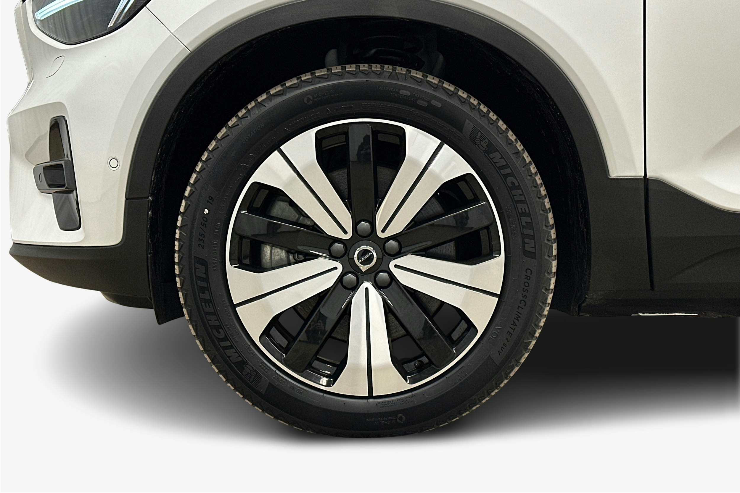 valkoinen Volvo C40 2023 kuva 11.