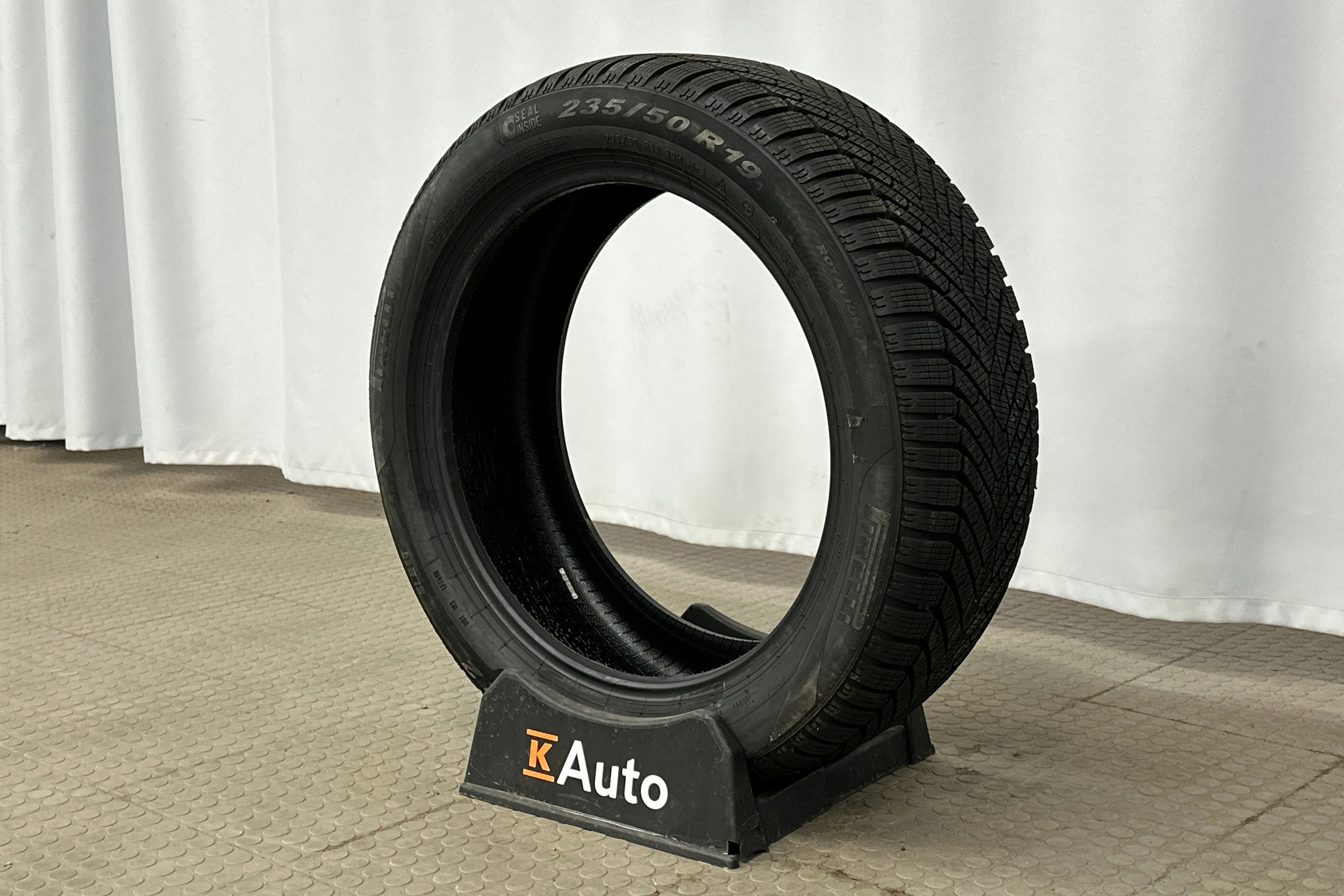 valkoinen Volvo C40 2023 kuva 13.