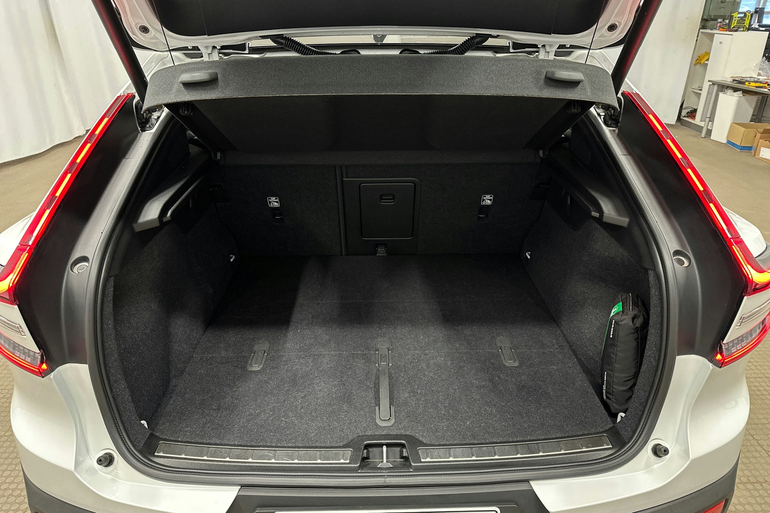 valkoinen Volvo C40 2023 kuva 14.