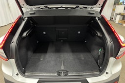 valkoinen Volvo C40 2023 kuva 14.