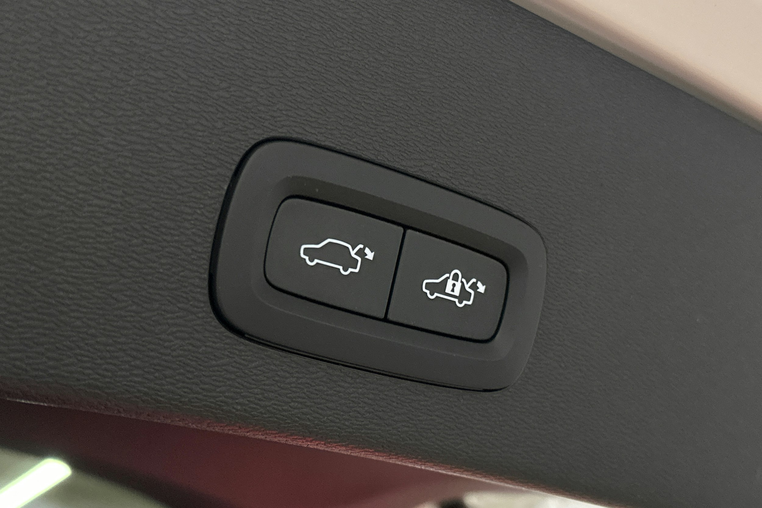 valkoinen Volvo C40 2023 kuva 15.