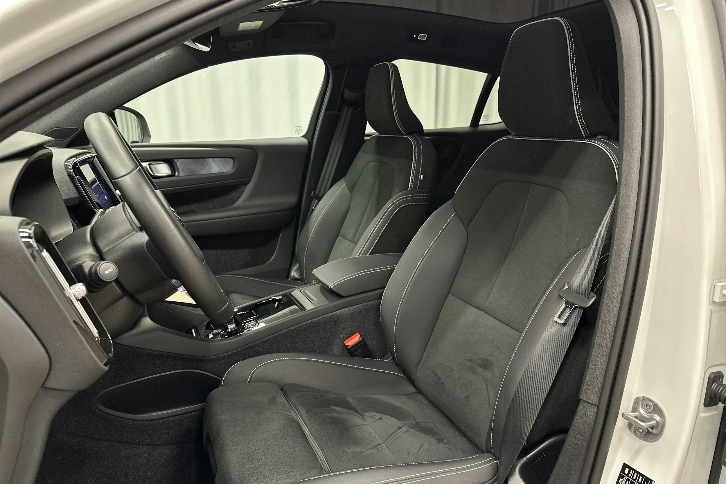 valkoinen Volvo C40 2023 kuva 16.