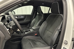 valkoinen Volvo C40 2023 kuva 16.