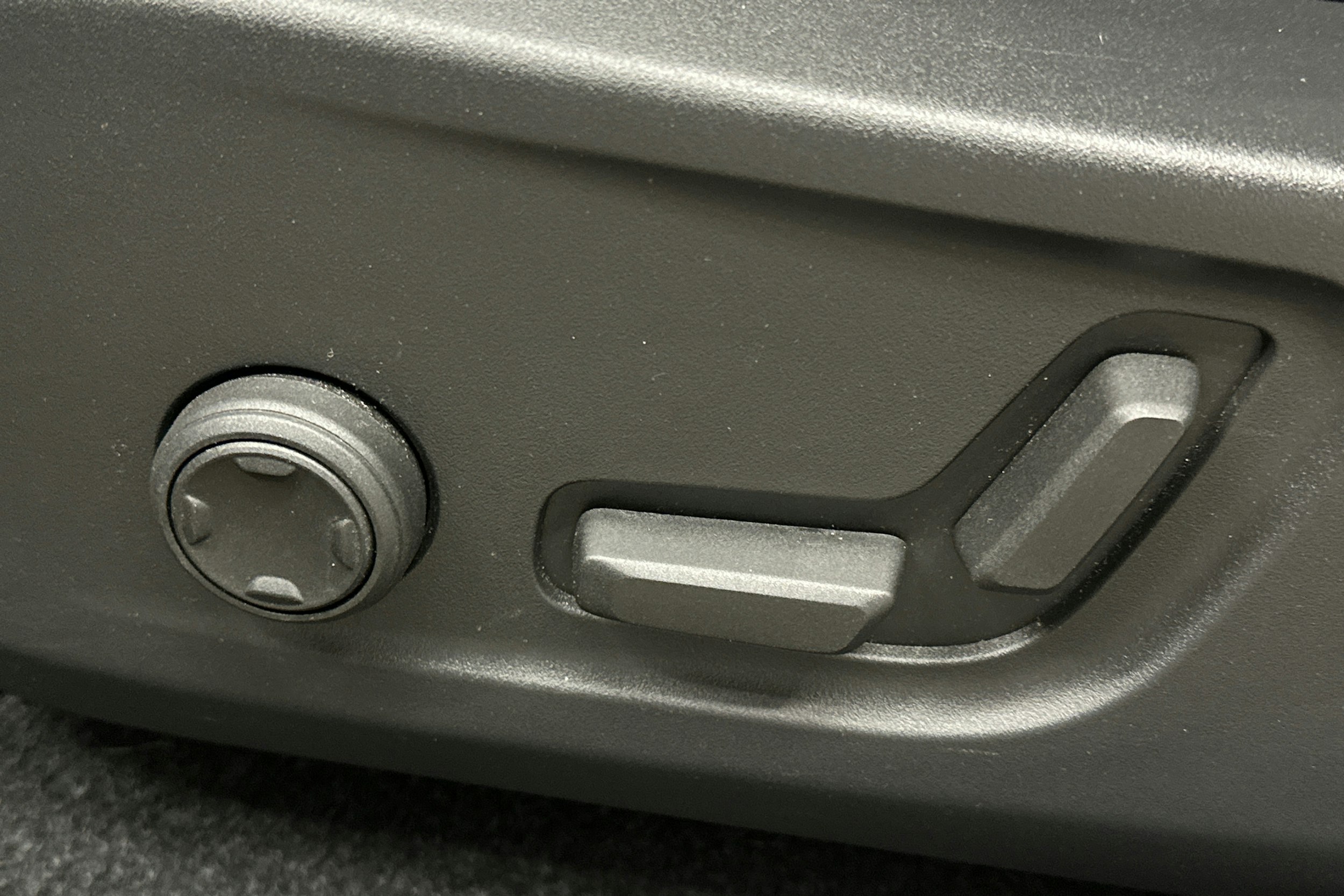 valkoinen Volvo C40 2023 kuva 17.