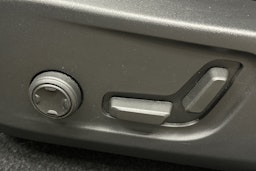 valkoinen Volvo C40 2023 kuva 17.