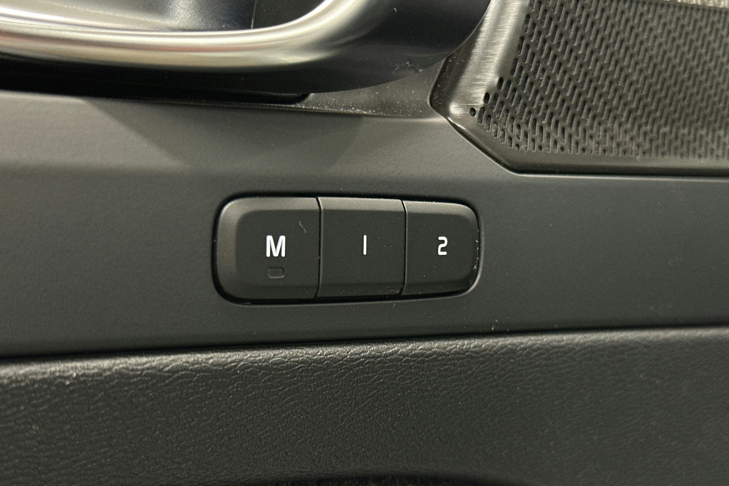 valkoinen Volvo C40 2023 kuva 18.