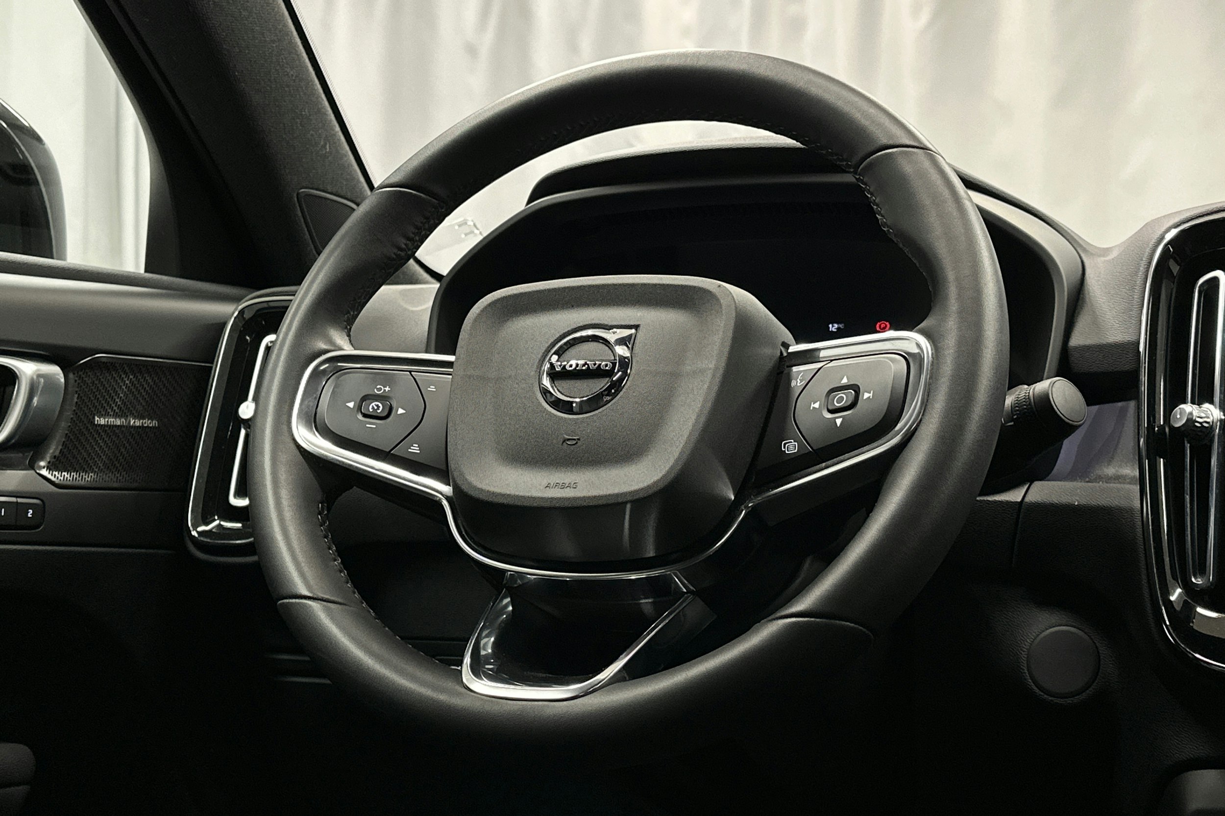 valkoinen Volvo C40 2023 kuva 19.