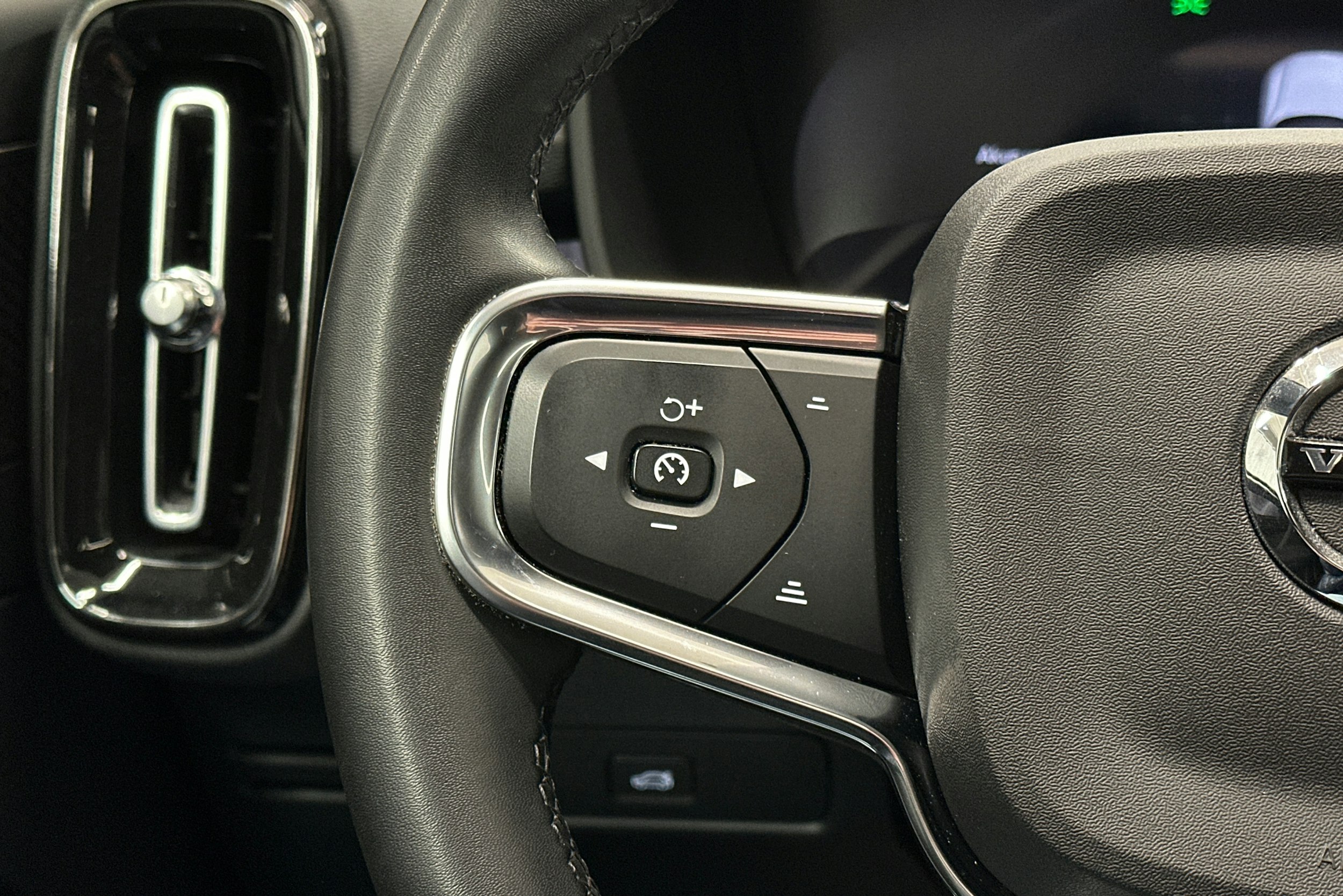 valkoinen Volvo C40 2023 kuva 20.