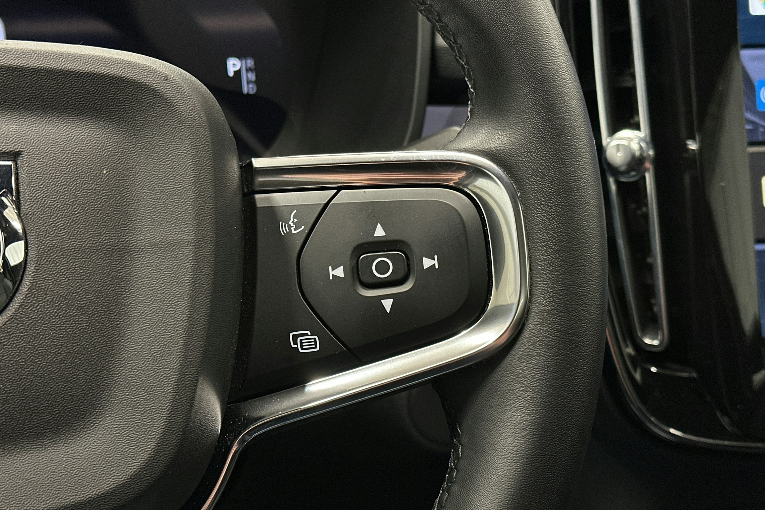 valkoinen Volvo C40 2023 kuva 21.