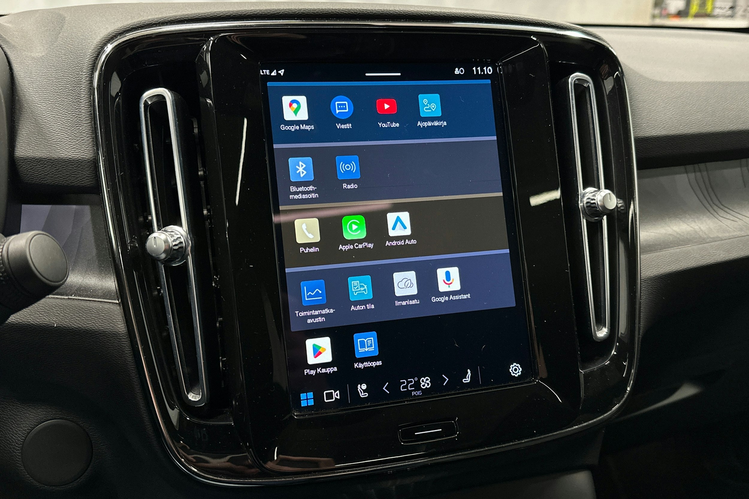 valkoinen Volvo C40 2023 kuva 23.