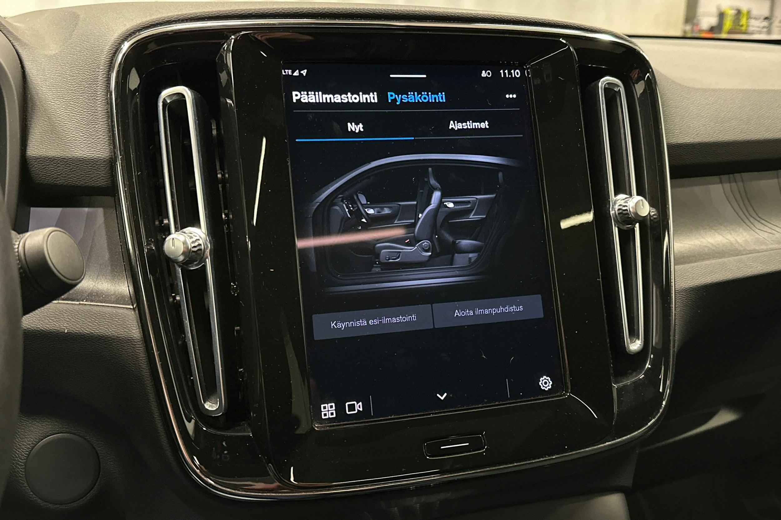 valkoinen Volvo C40 2023 kuva 25.