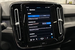 valkoinen Volvo C40 2023 kuva 26.