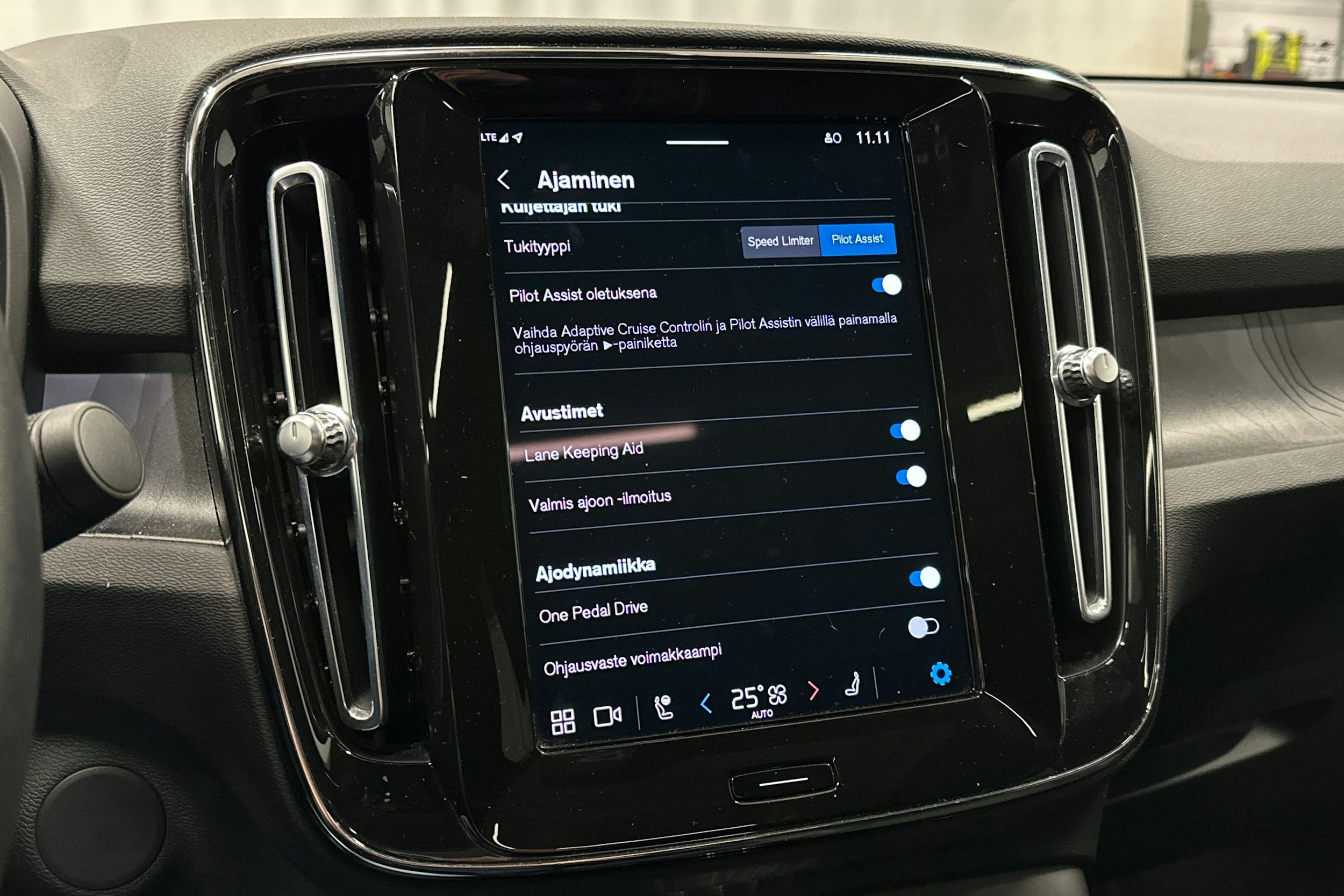 valkoinen Volvo C40 2023 kuva 27.