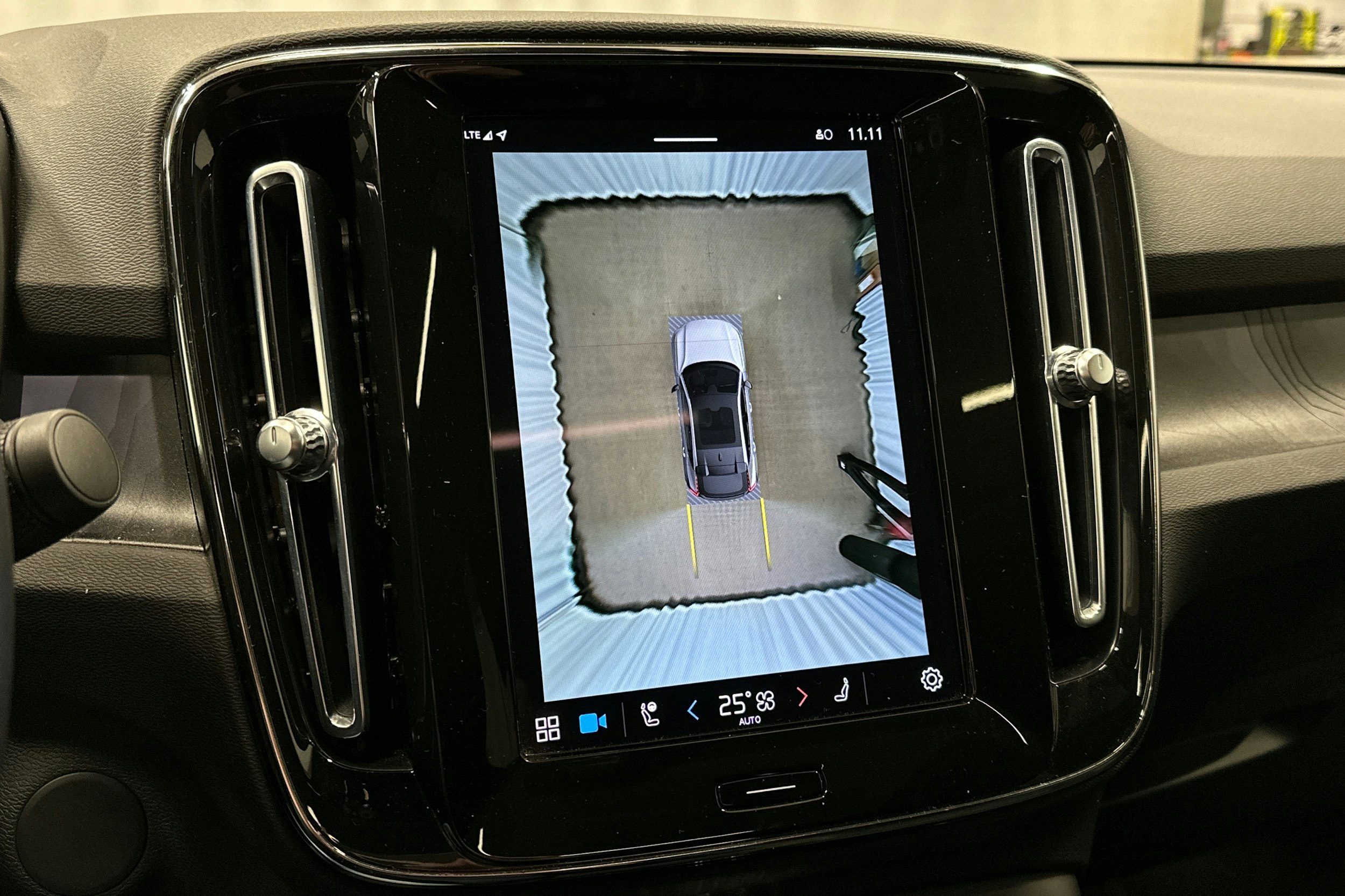 valkoinen Volvo C40 2023 kuva 28.