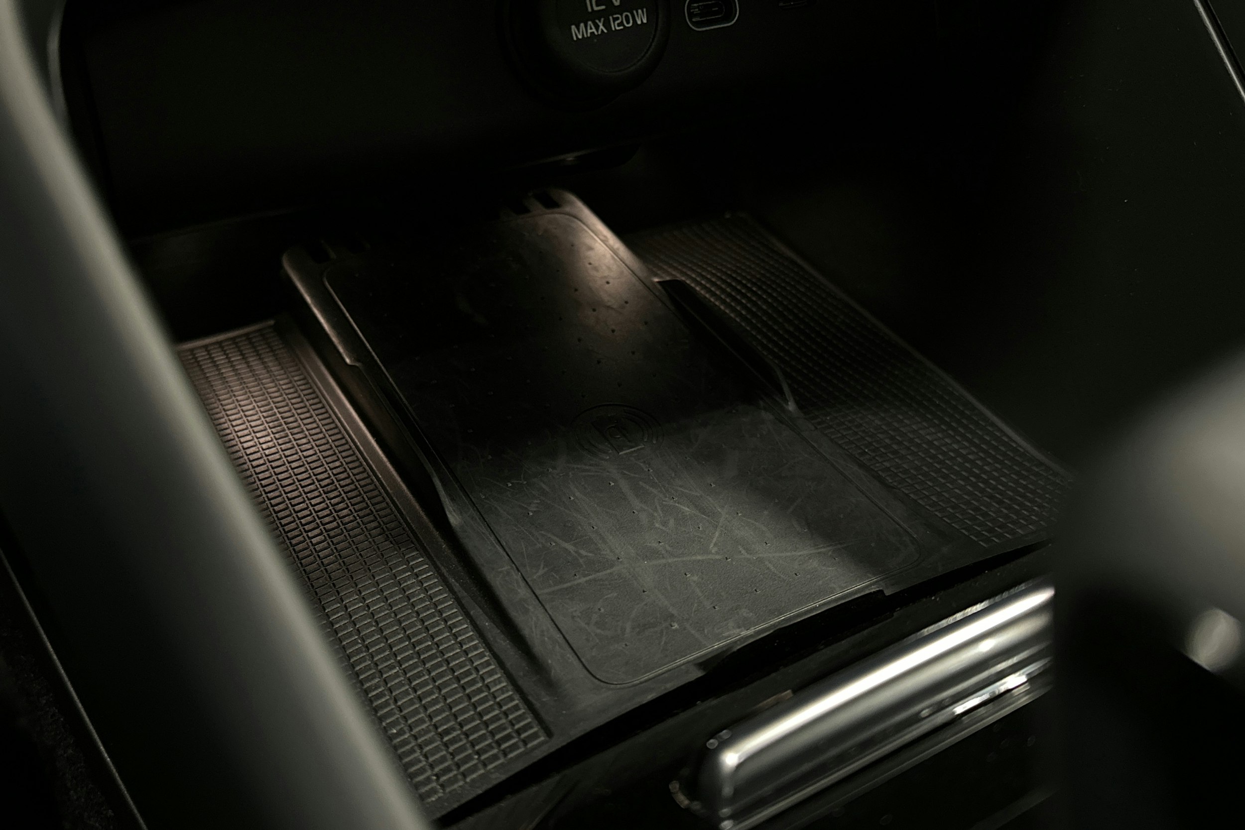 valkoinen Volvo C40 2023 kuva 29.