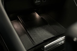 valkoinen Volvo C40 2023 kuva 29.