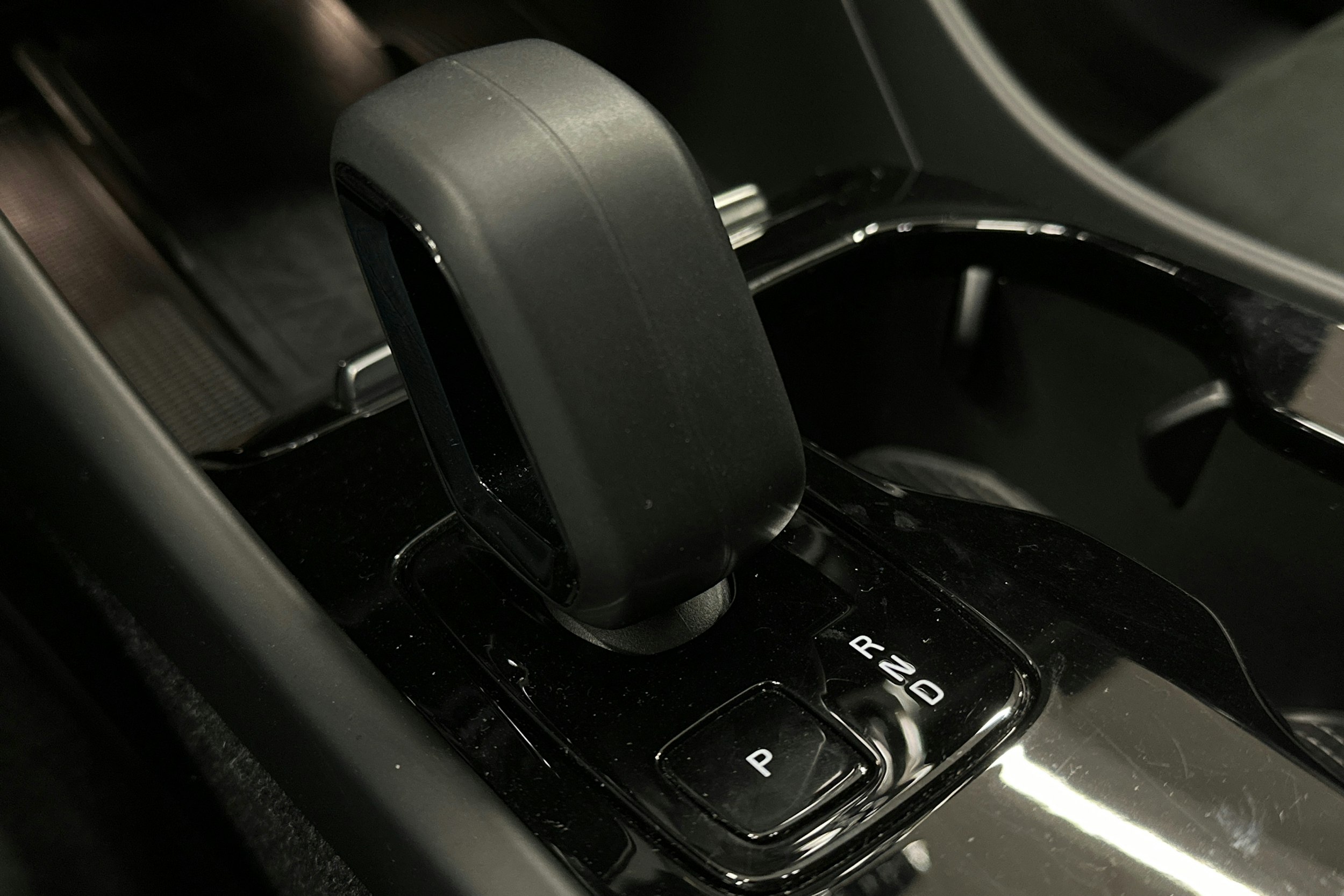 valkoinen Volvo C40 2023 kuva 30.