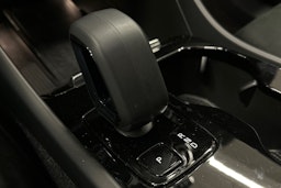 valkoinen Volvo C40 2023 kuva 30.