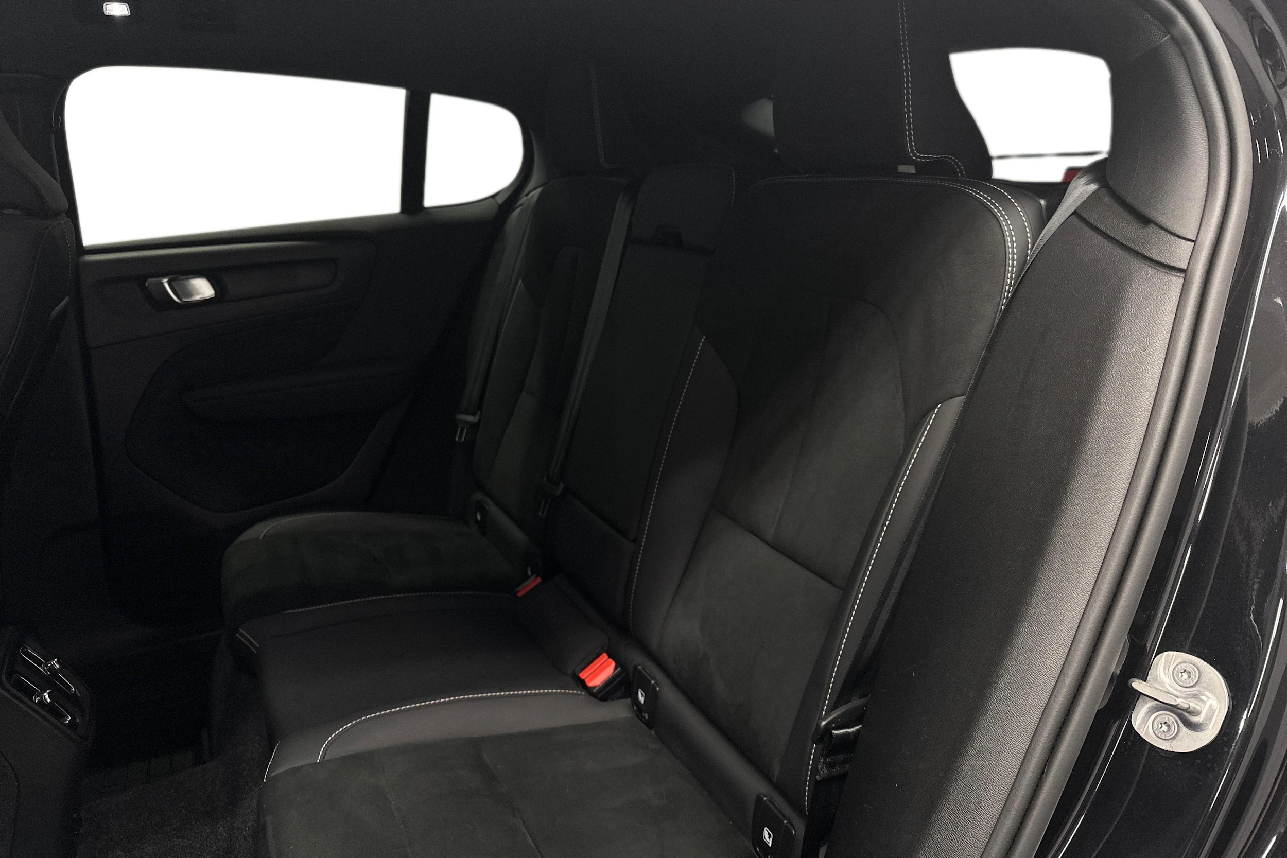 musta Volvo C40 2023 kuva 8.