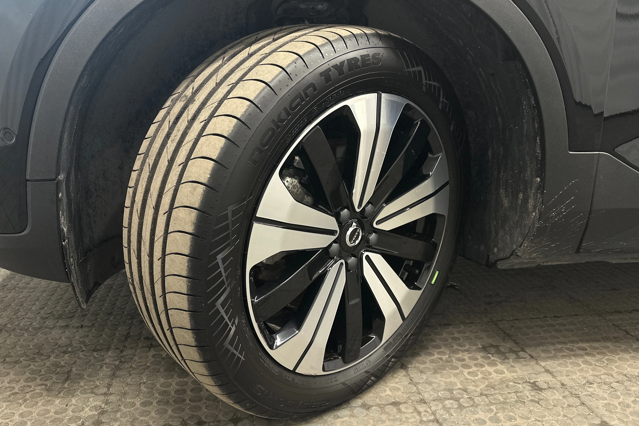musta Volvo C40 2023 kuva 10.
