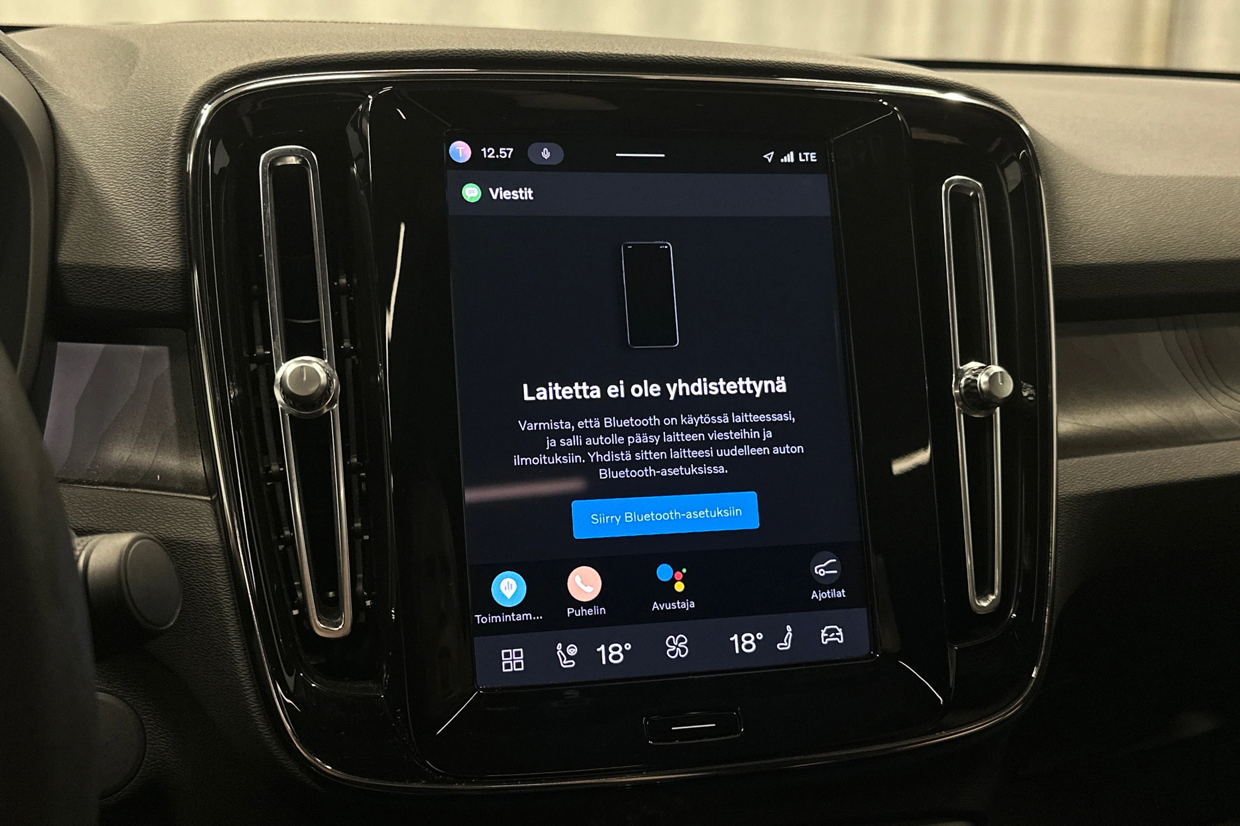 musta Volvo C40 2023 kuva 20.
