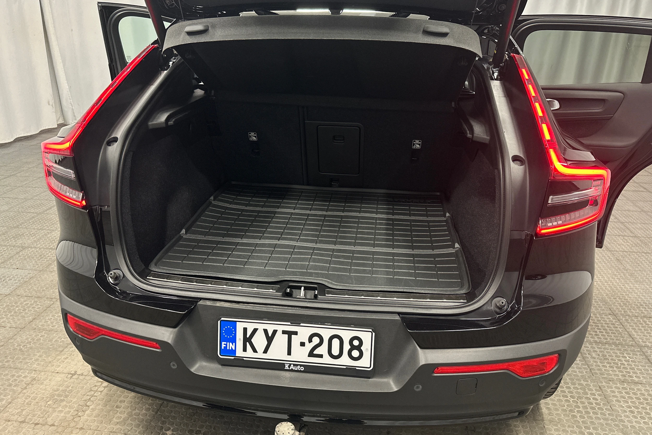 musta Volvo C40 2023 kuva 32.