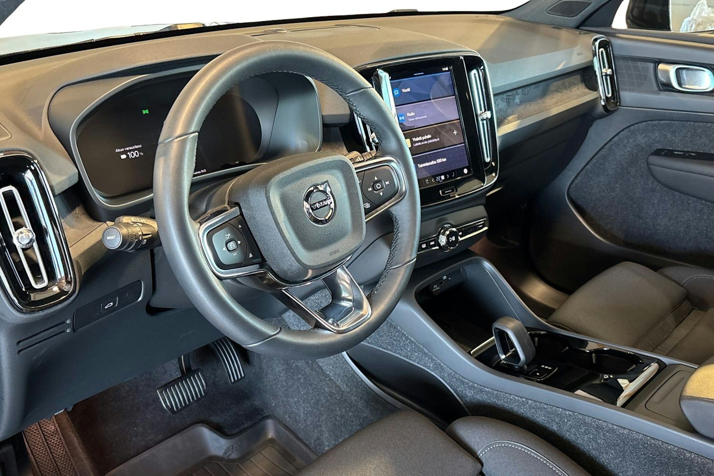 musta Volvo C40 2023 kuva 7.