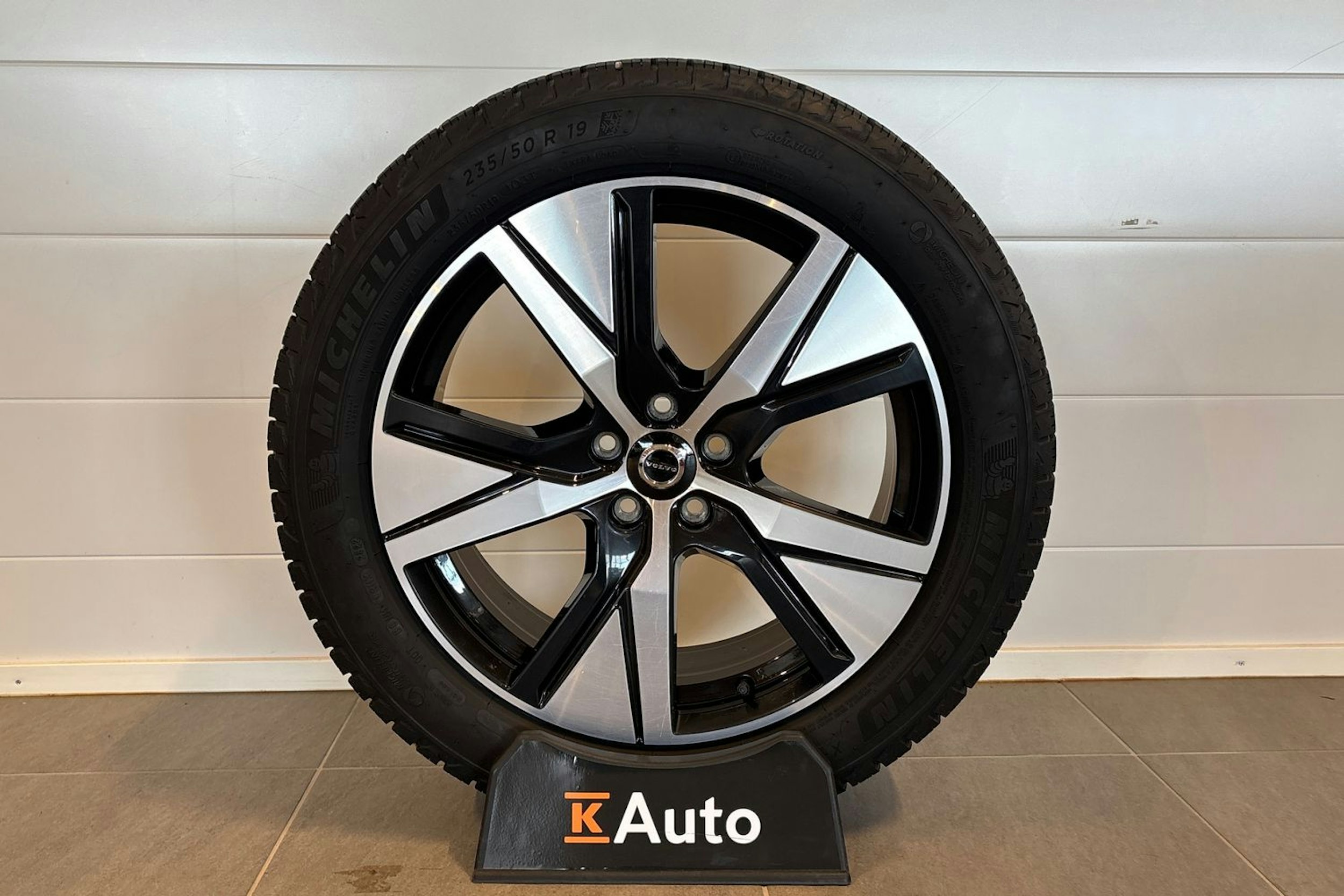 musta Volvo C40 2023 kuva 13.