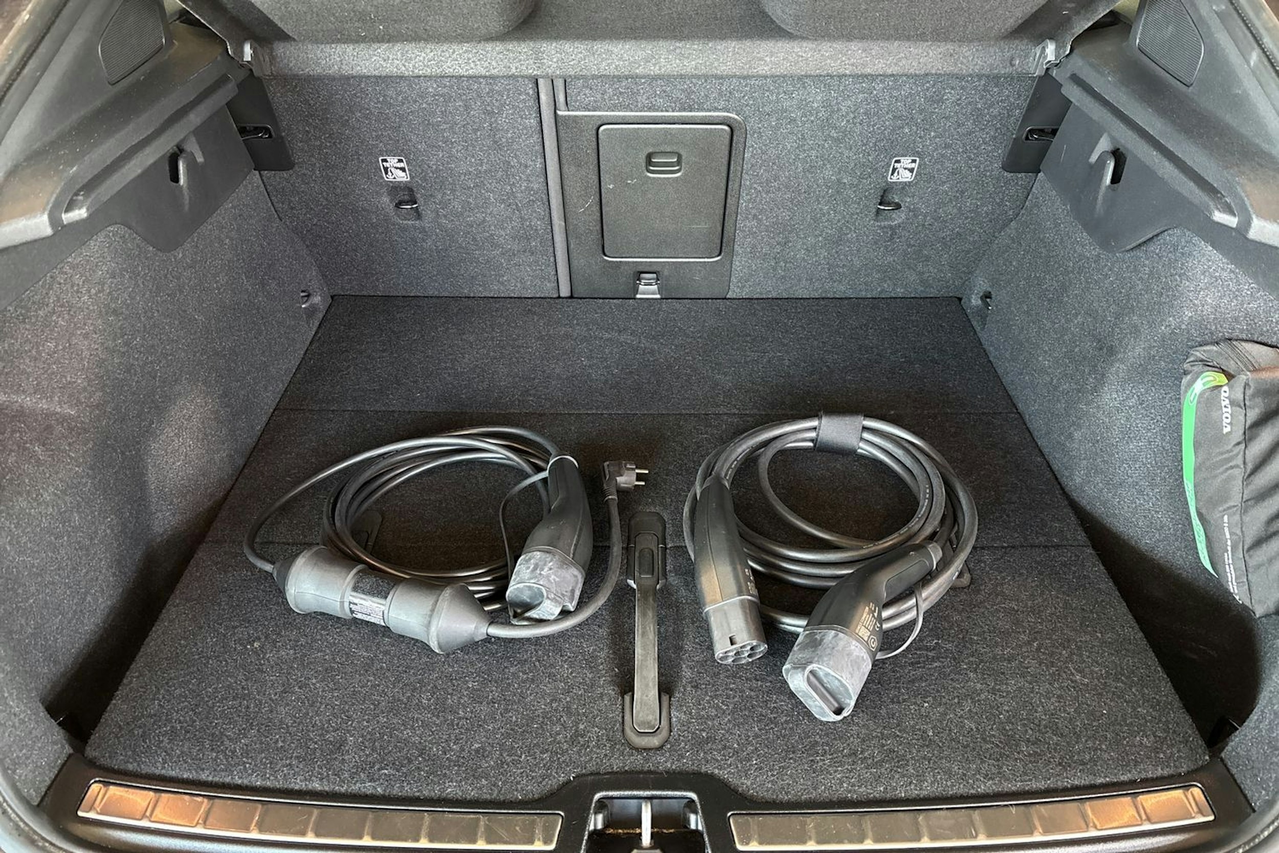 musta Volvo C40 2023 kuva 15.