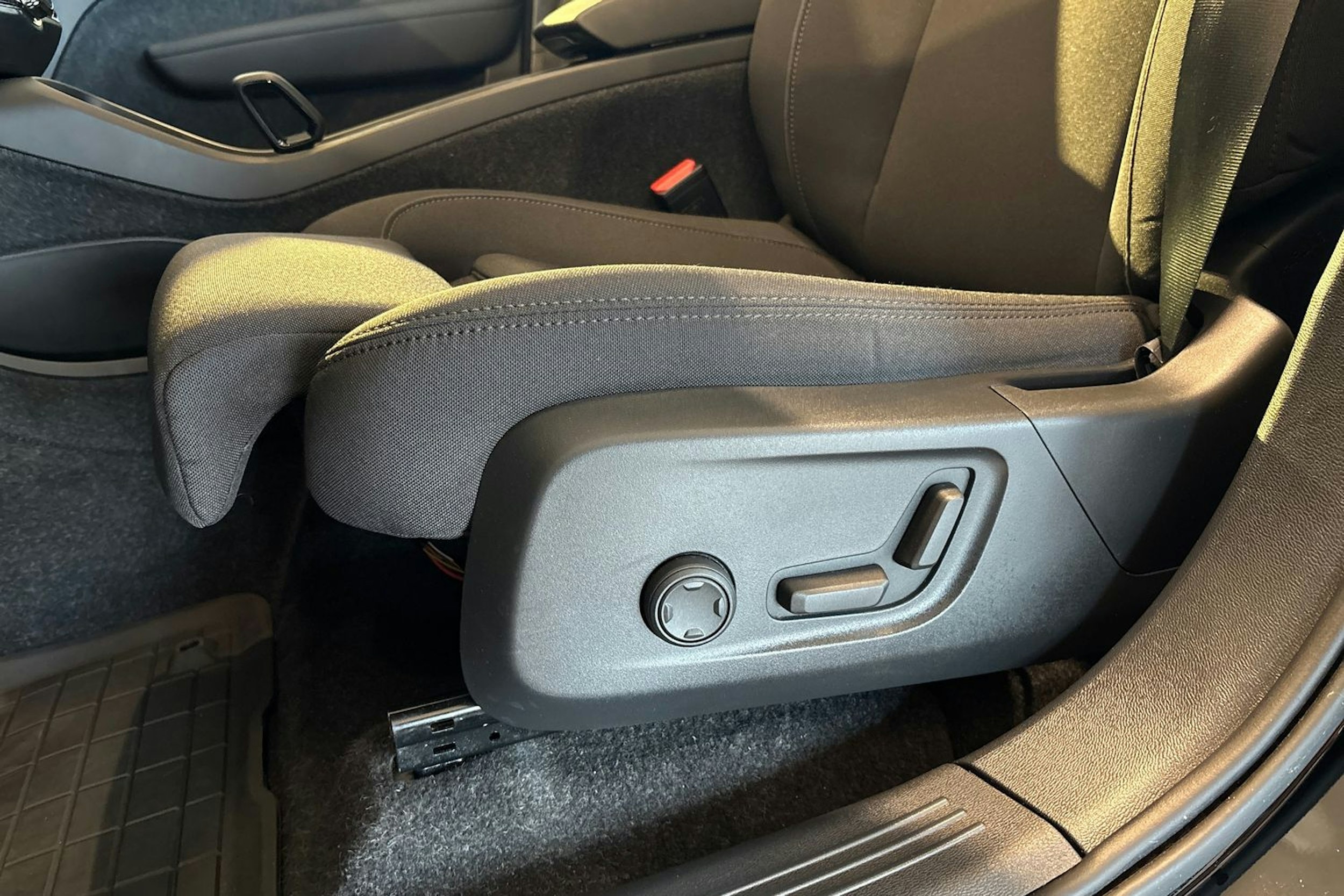 musta Volvo C40 2023 kuva 18.
