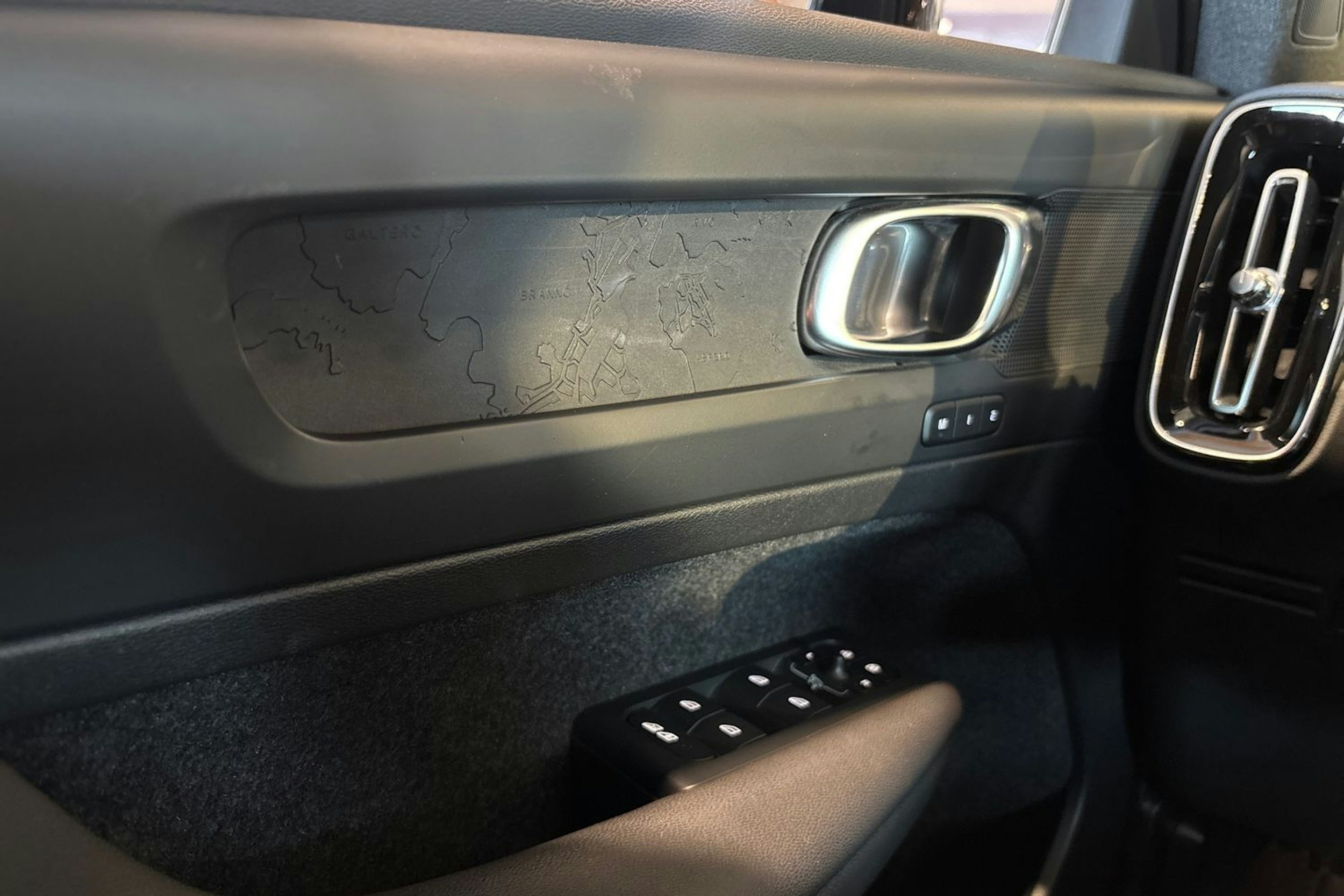 musta Volvo C40 2023 kuva 28.