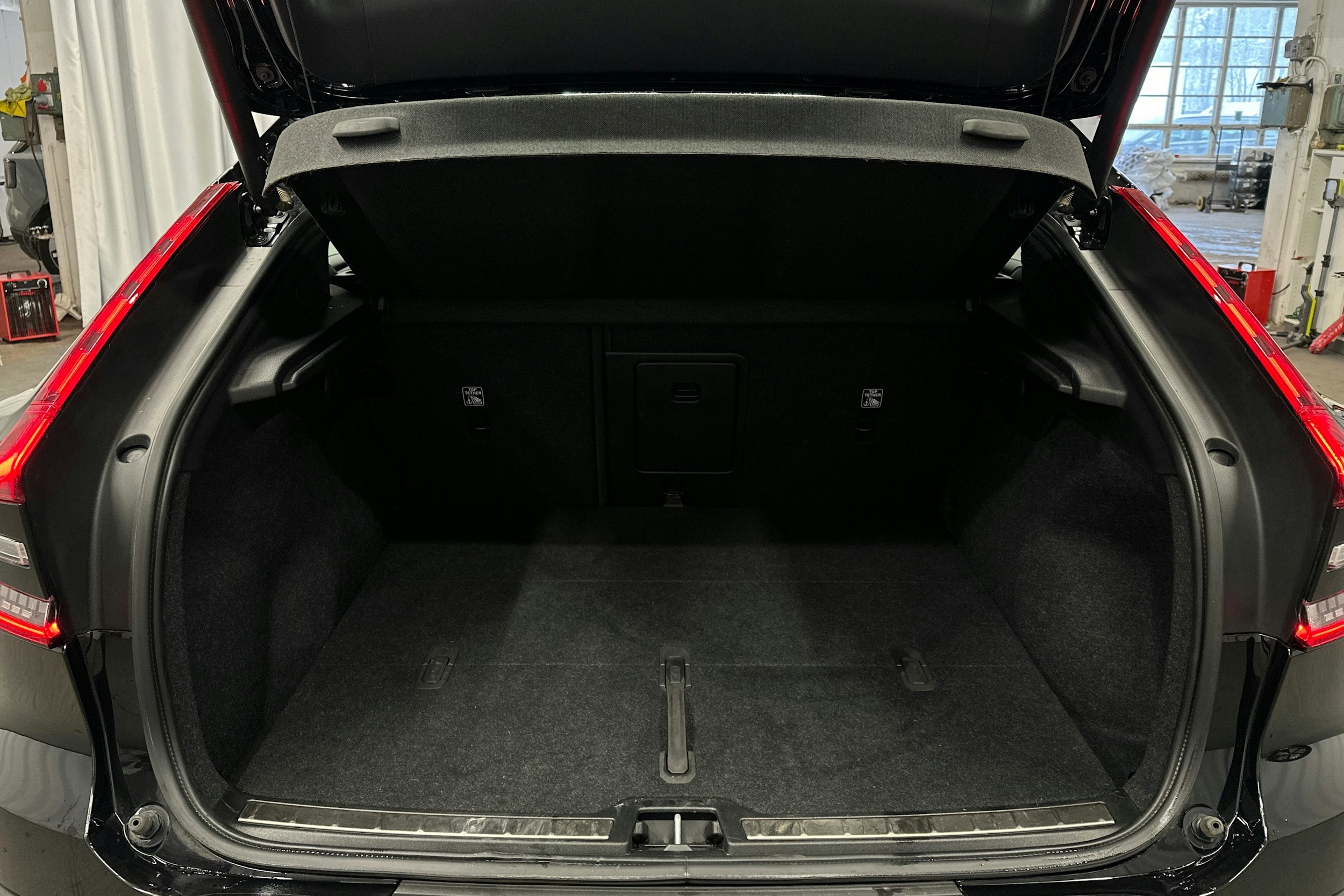 musta Volvo C40 2023 kuva 14.