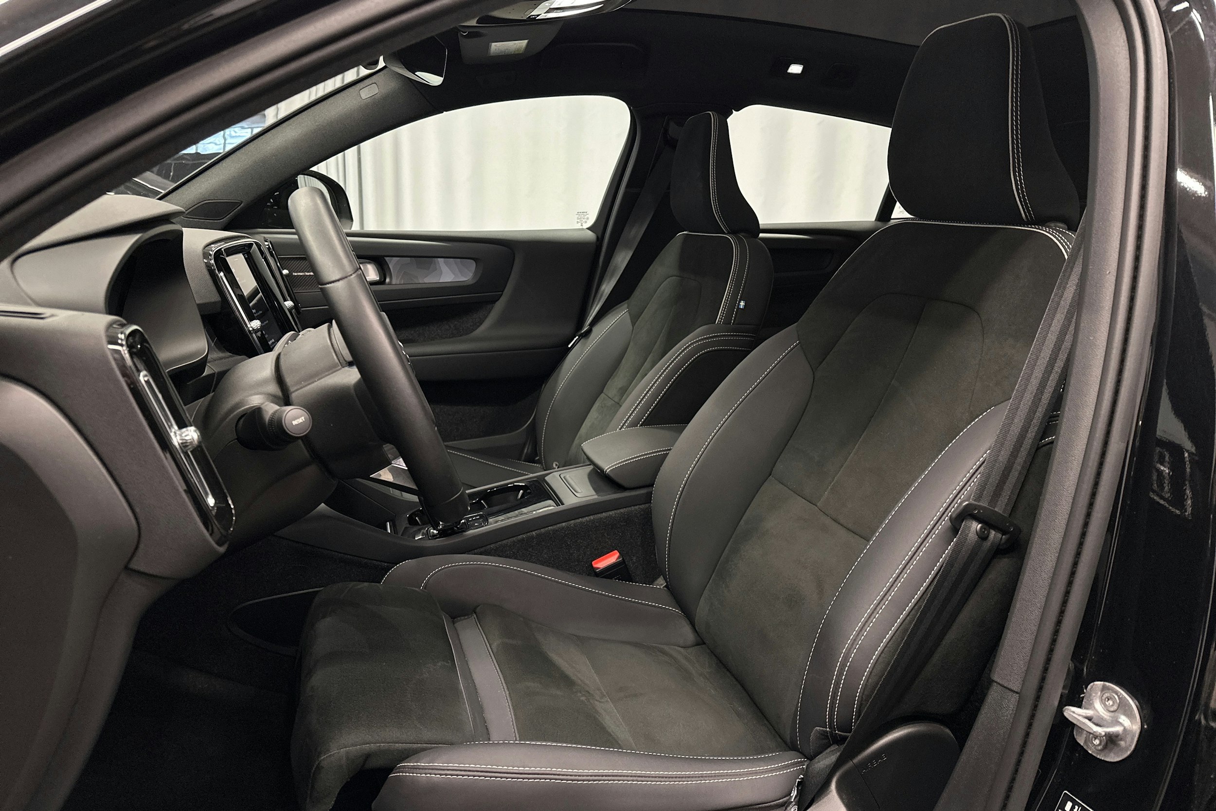 musta Volvo C40 2023 kuva 16.