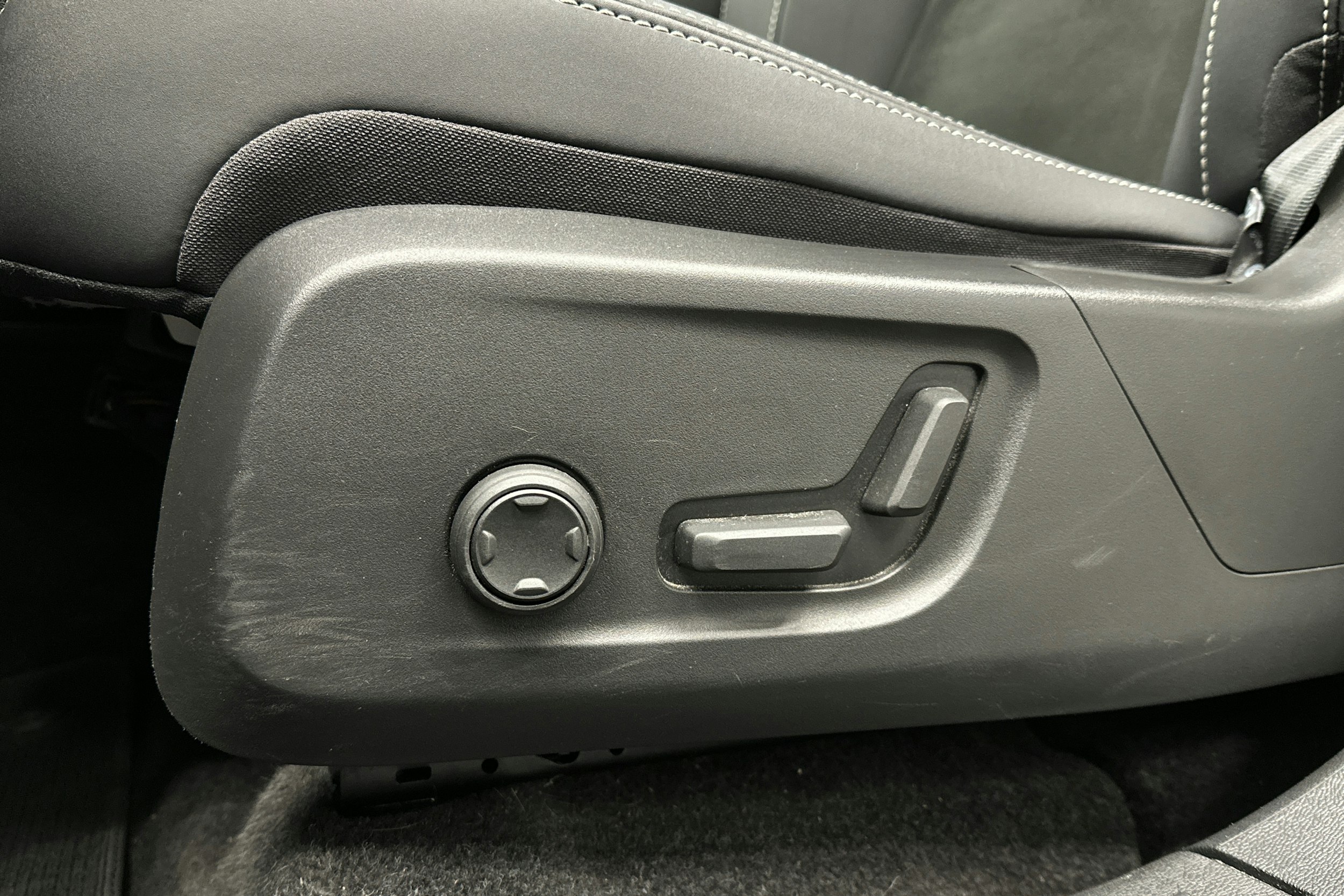 musta Volvo C40 2023 kuva 17.