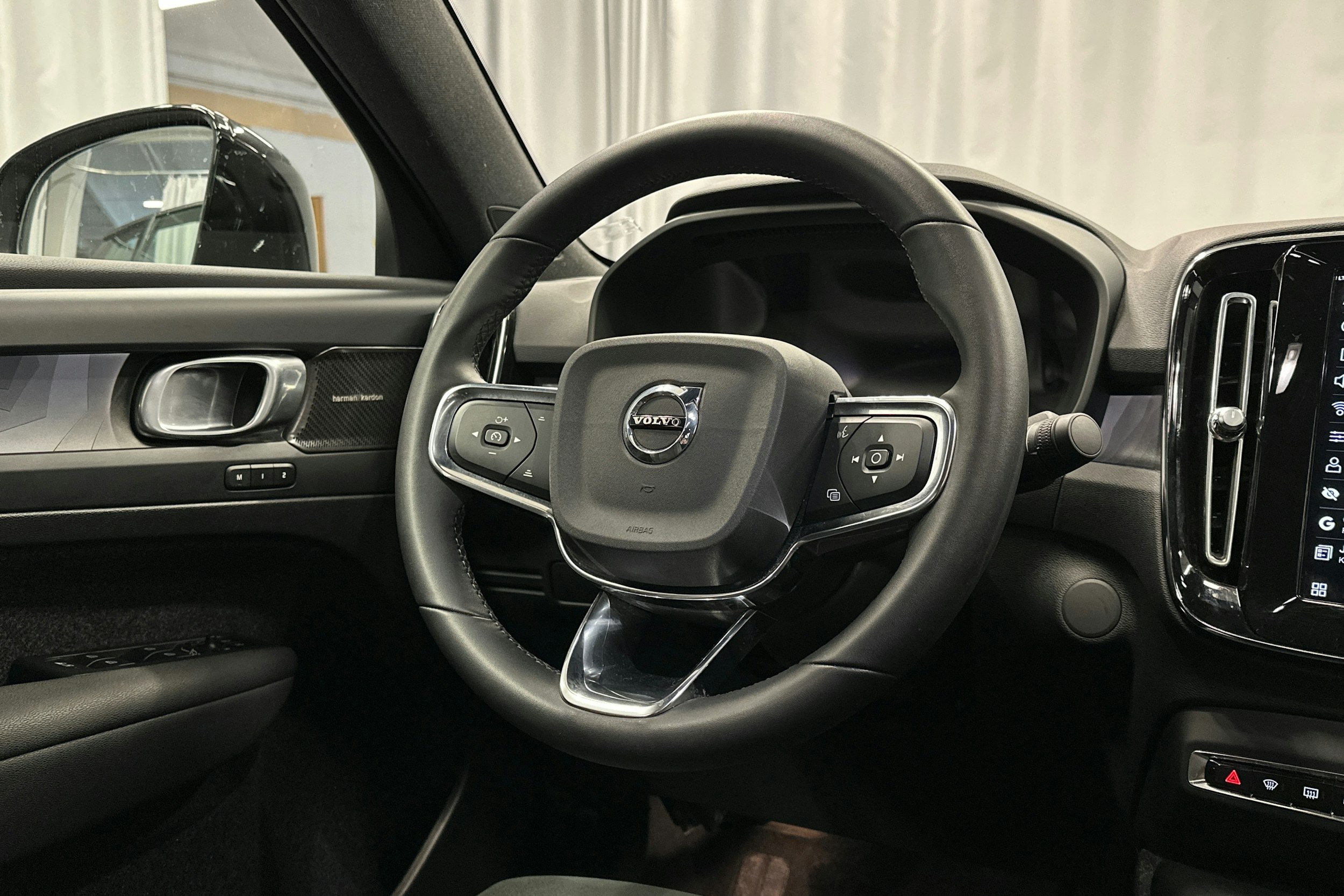 musta Volvo C40 2023 kuva 19.