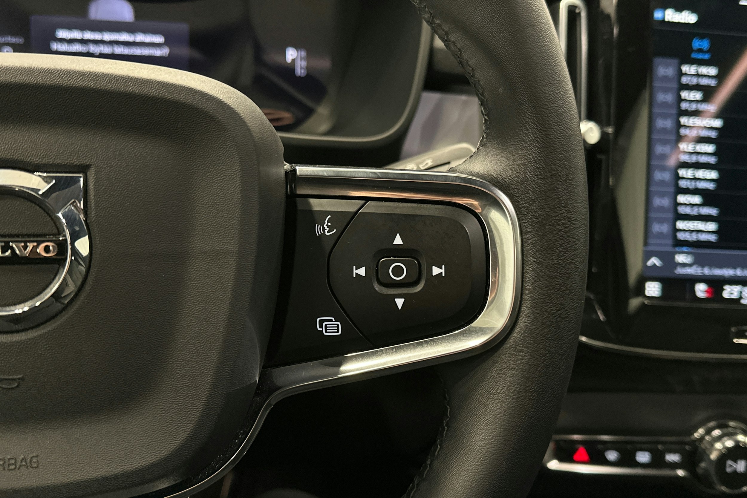 musta Volvo C40 2023 kuva 21.