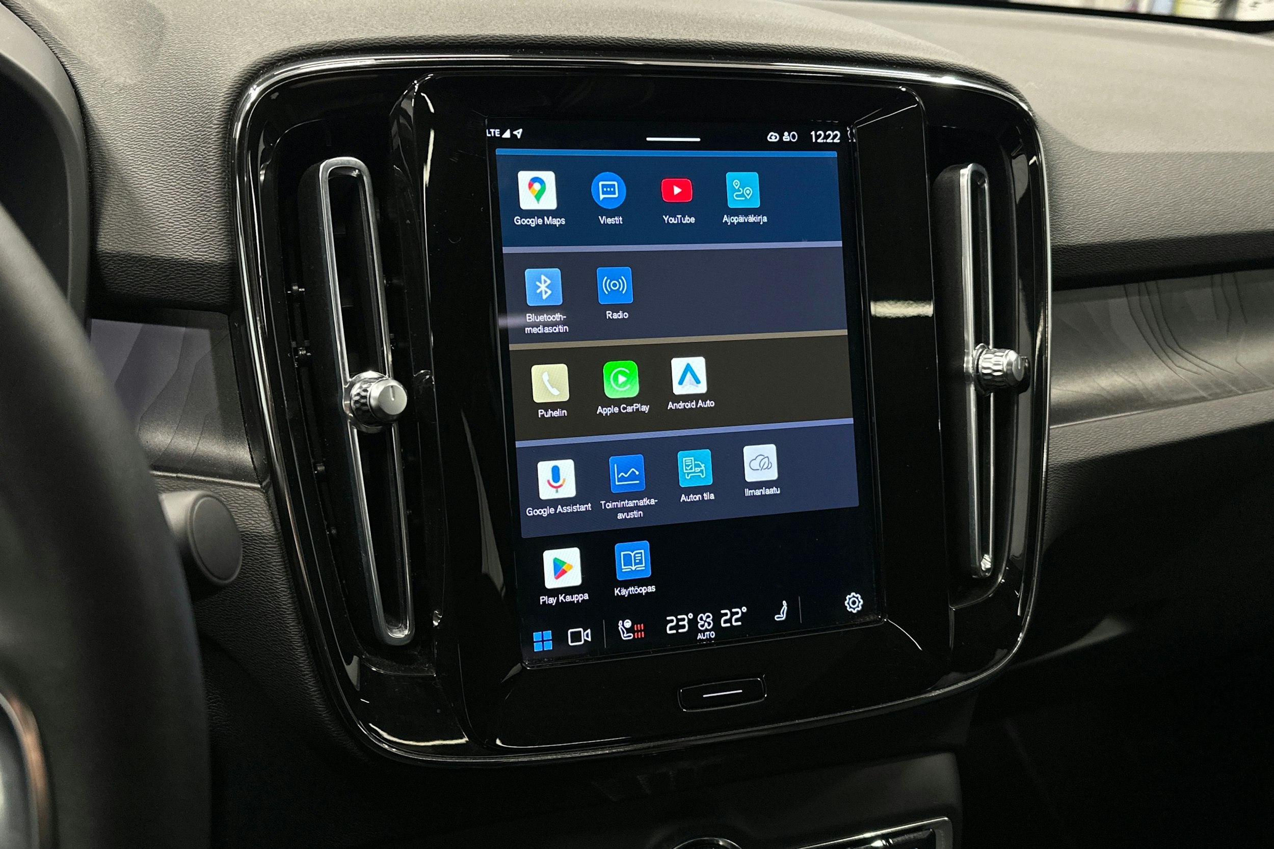 musta Volvo C40 2023 kuva 23.