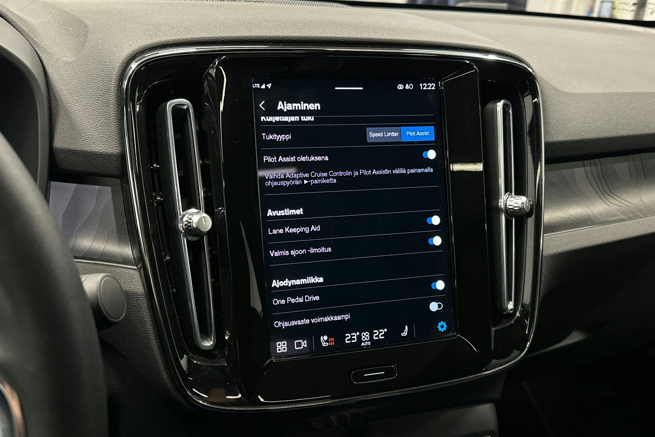 musta Volvo C40 2023 kuva 25.