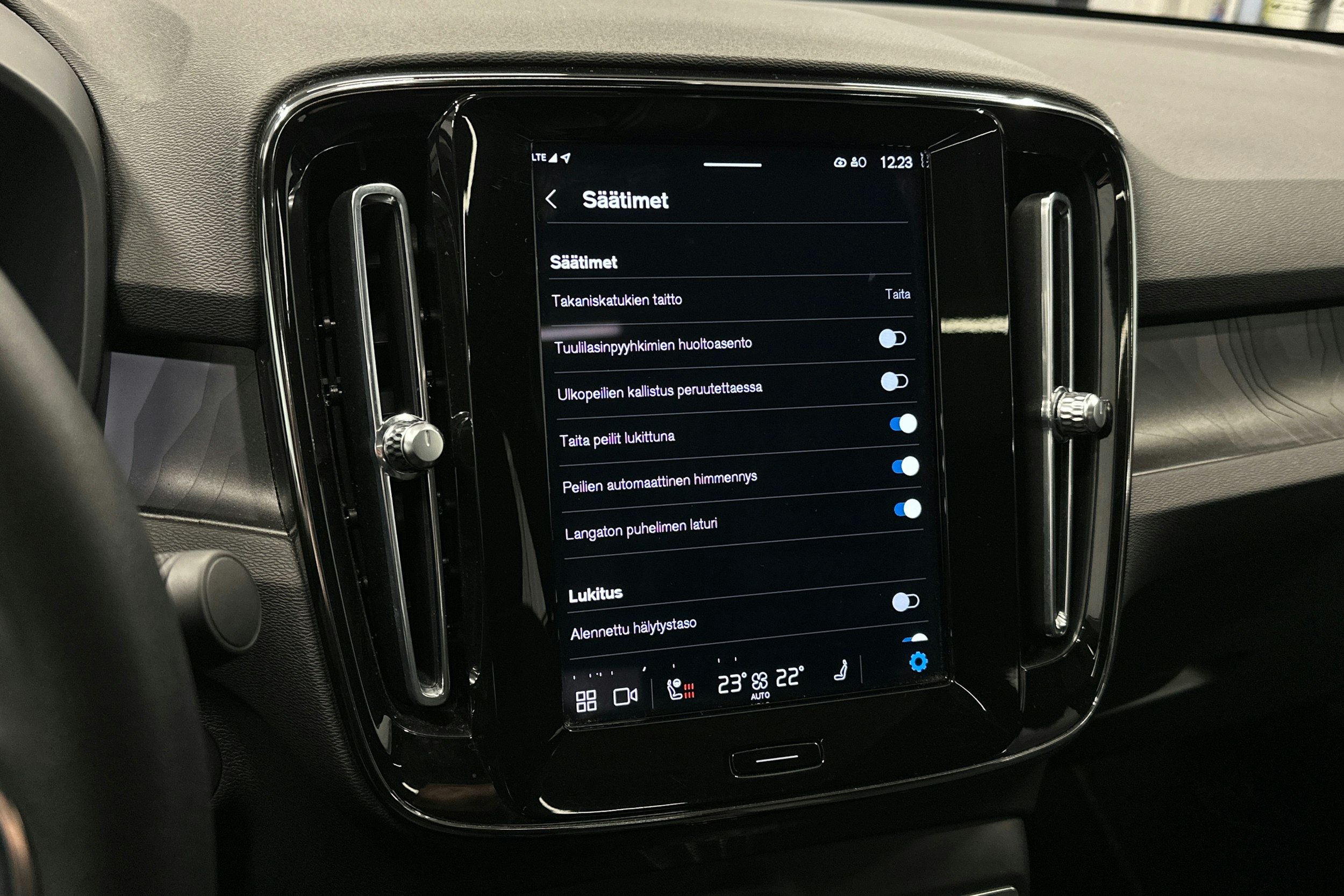 musta Volvo C40 2023 kuva 26.