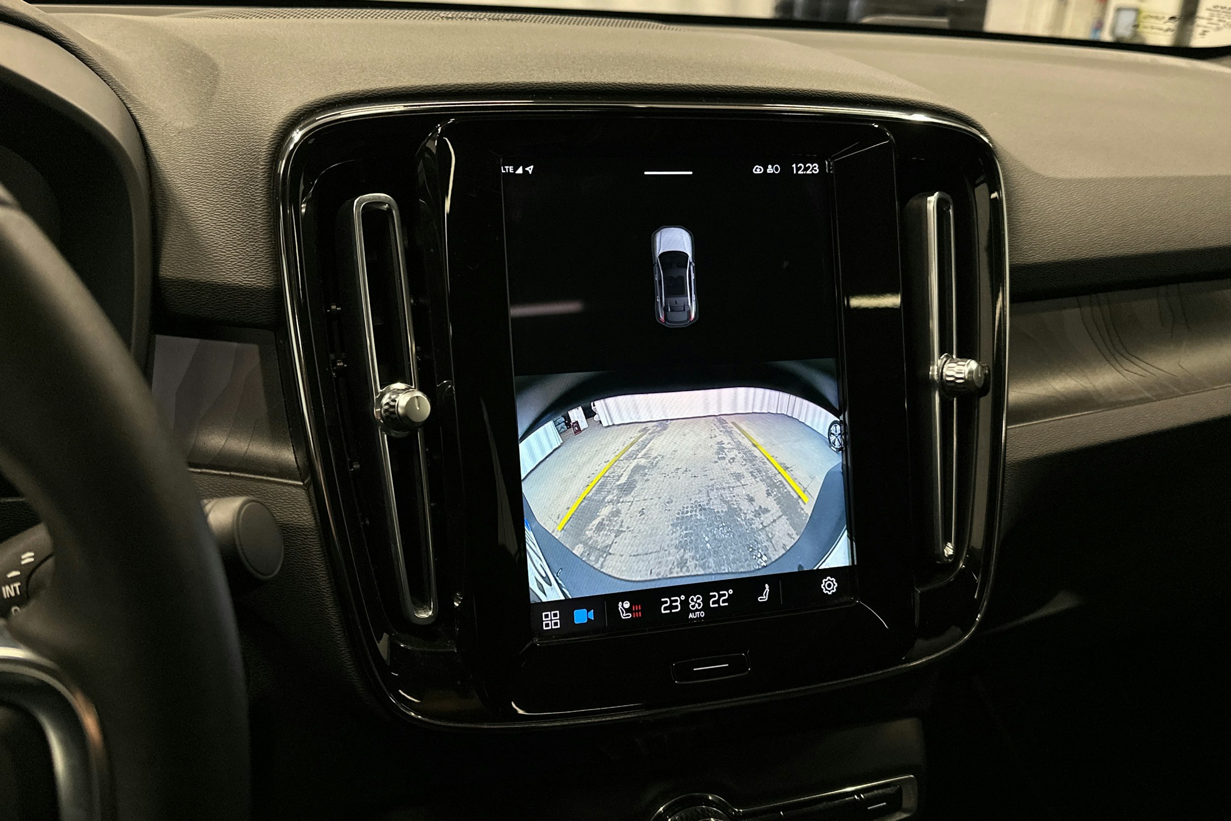 musta Volvo C40 2023 kuva 27.