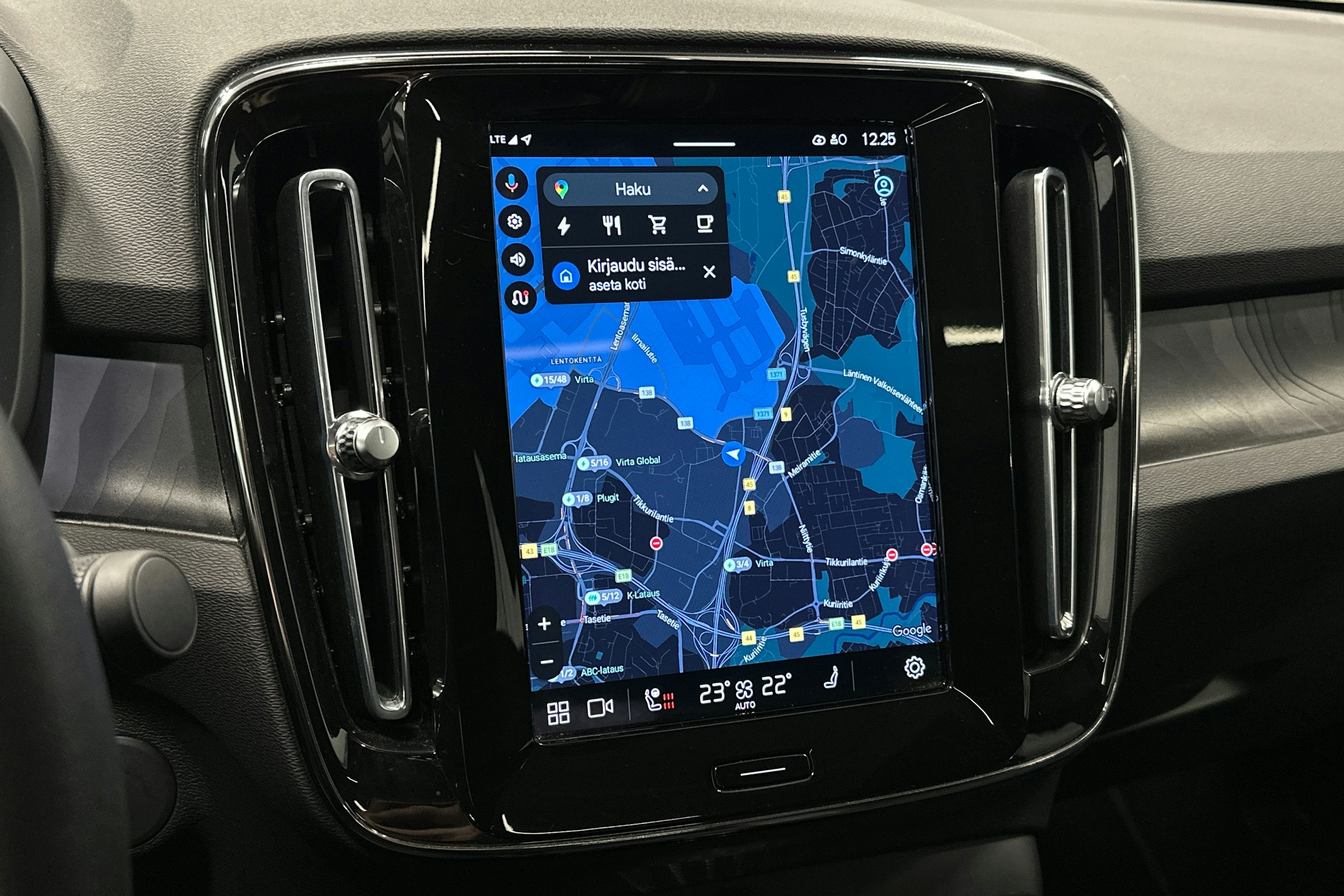 musta Volvo C40 2023 kuva 30.