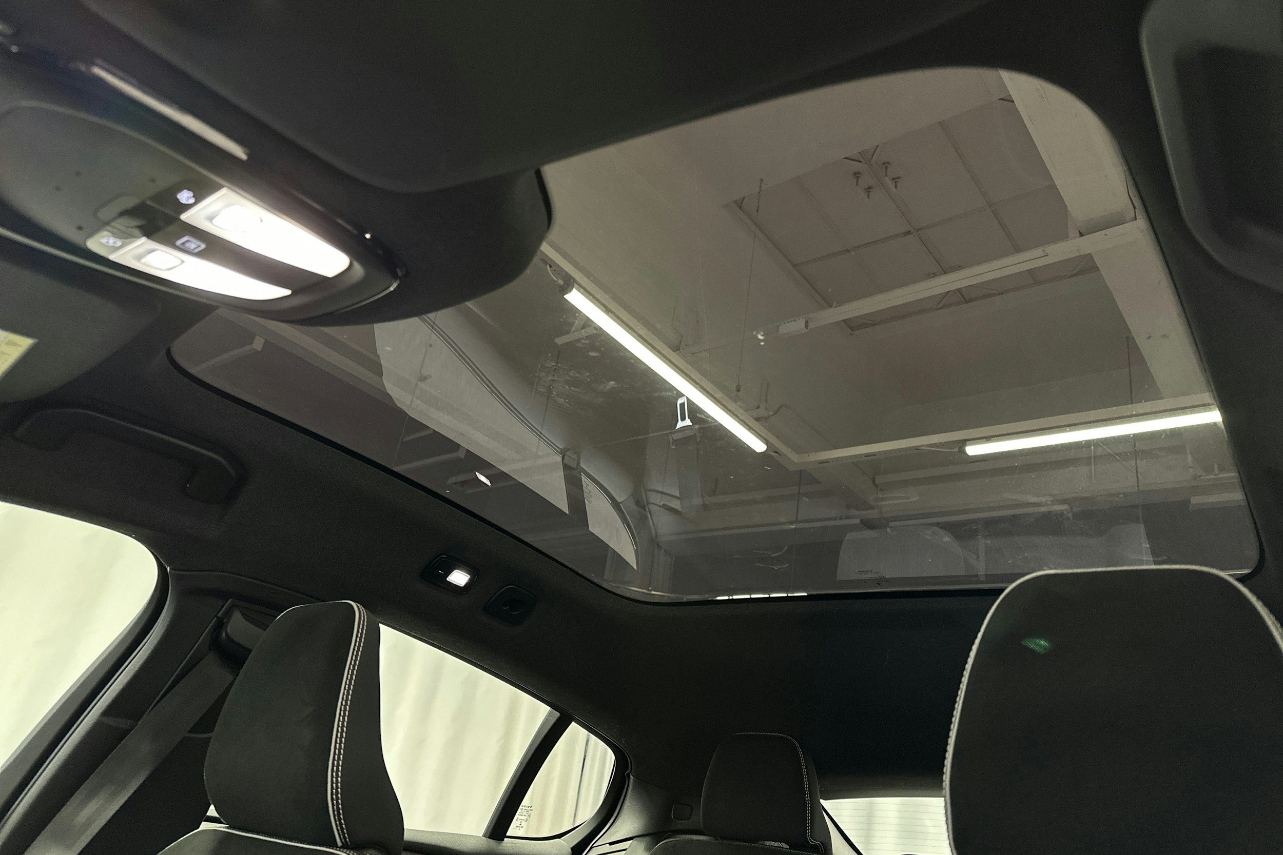 musta Volvo C40 2023 kuva 32.